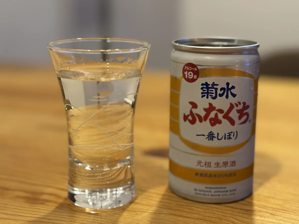 菊水ふなぐちの缶と、なみなみと注がれたグラス