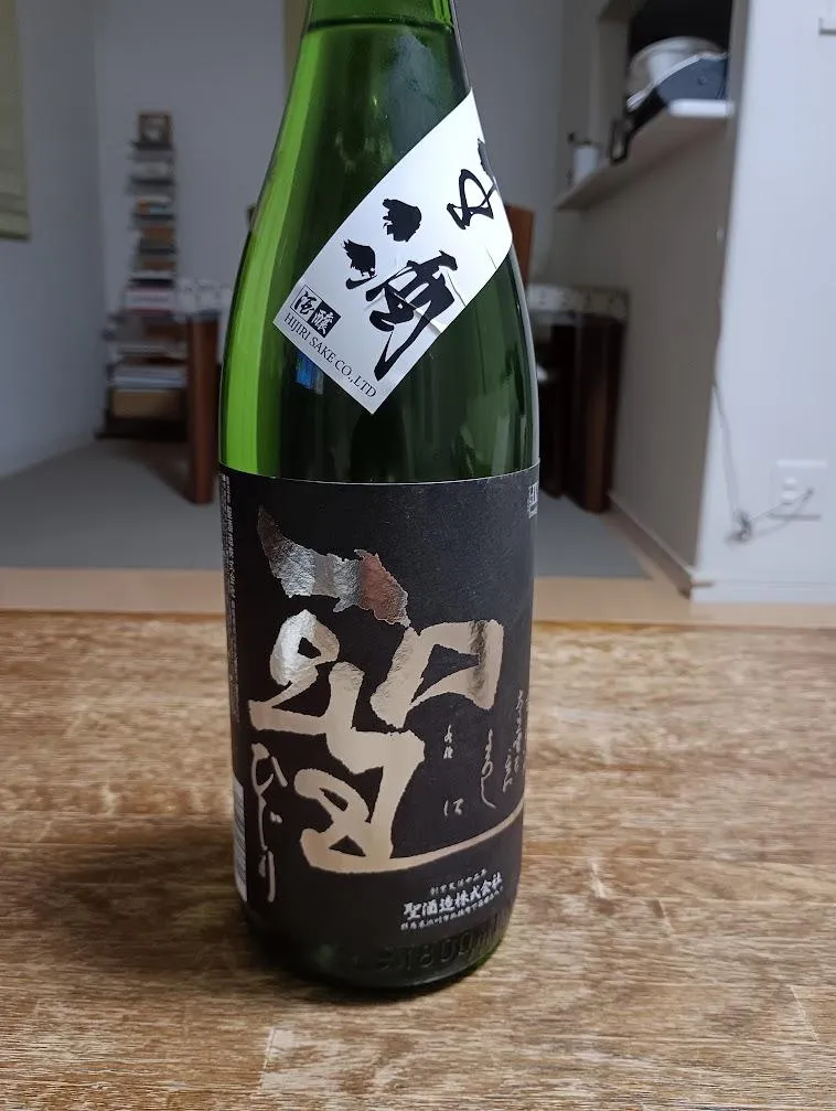 黒いラベルに銀色の文字で「聖」と書かれた日本酒のボトル