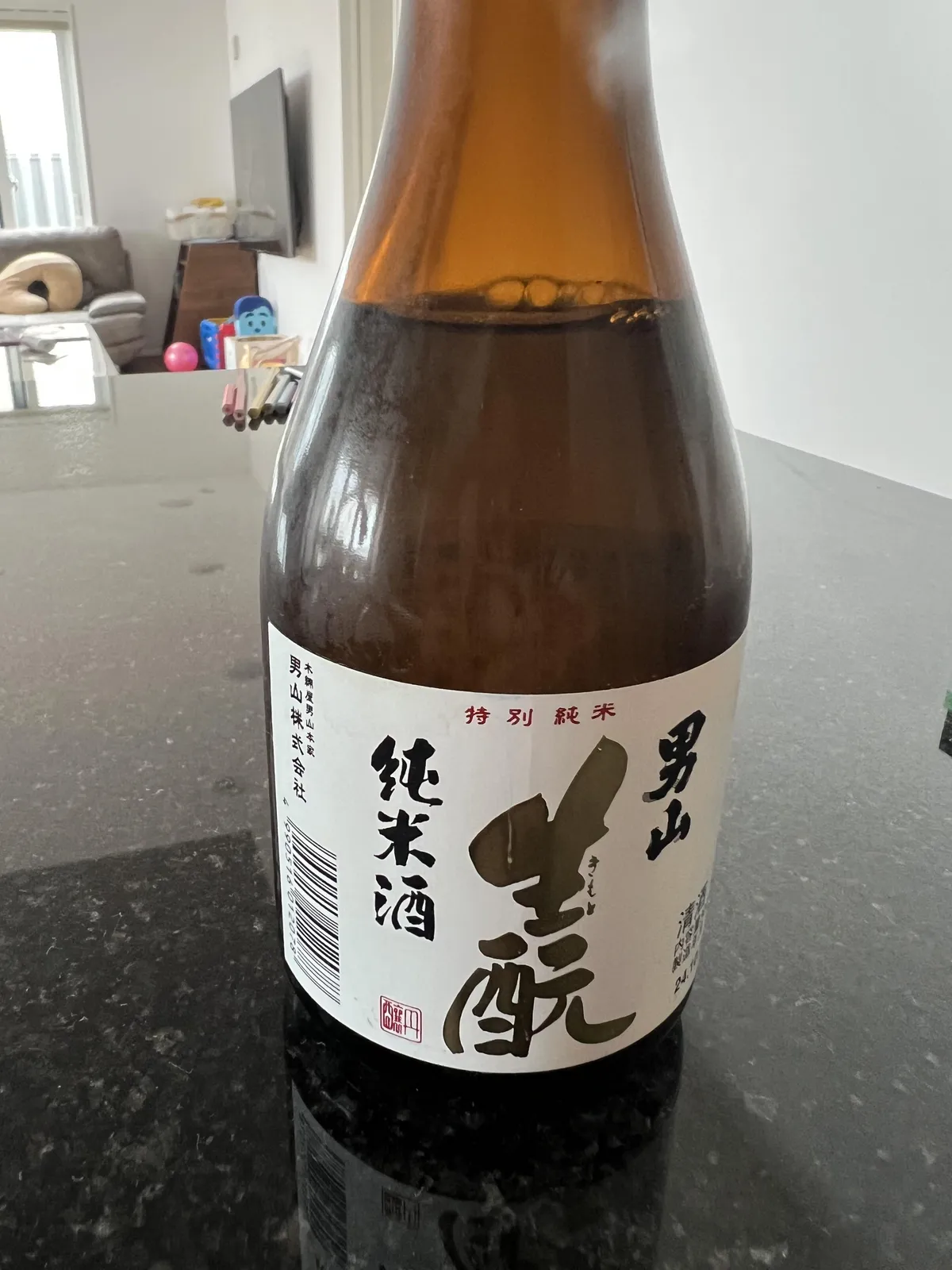 「男山 生酛純米」のラベルが正面を向いた茶色の瓶
