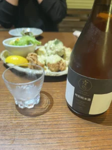 旅の夜、高知の幸を引き立てる「土佐鶴 特別純米酒」の軽やかな一杯