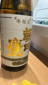 やわらかな甘みと、驚くほど軽やかな後味。山形・高木酒造の「朝日鷹 特撰本醸造」に出会う
