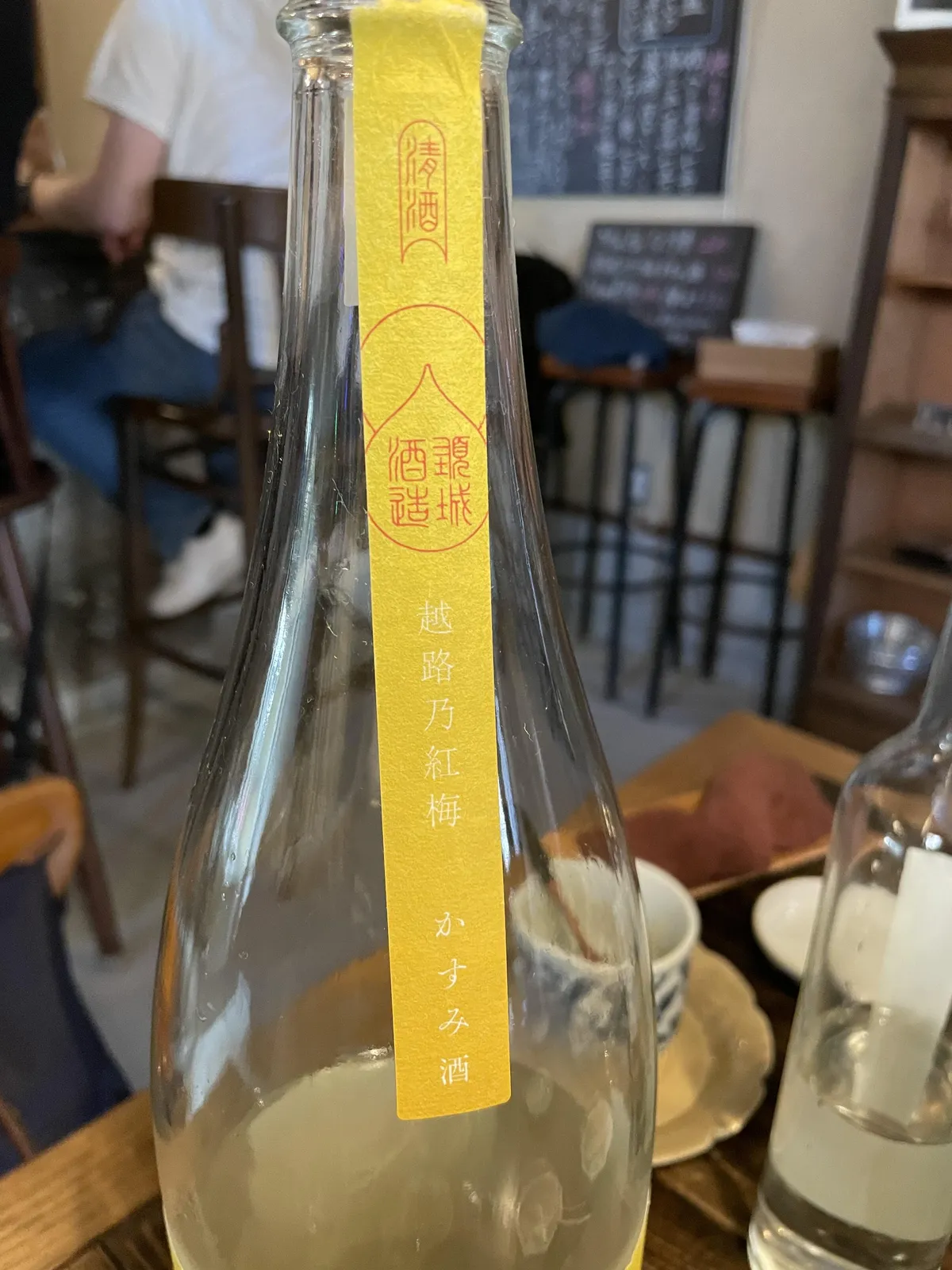 越路乃紅梅 かすみ酒の肩ラベルのアップ。頚城酒造の文字が確認できる