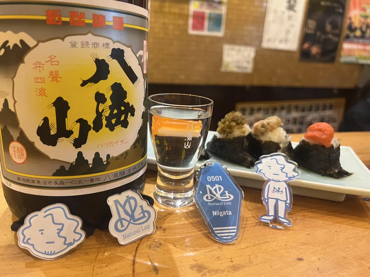 八海山の一升瓶と3種のおむすび、可愛らしいキャラクターグッズ