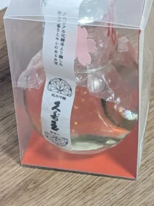 贈り物にもぴったり。金箔が舞う「久寿玉 純米吟醸キュート」の華やかさ