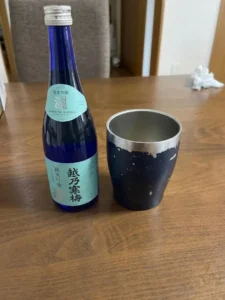 凛とした青のボトルに惹かれて。「越乃寒梅 純米吟醸 灑」と過ごす心地よい晩酌の時間