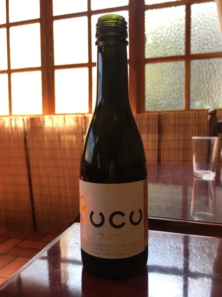 窓辺で楽しむ軽やかな泡。富久錦「スパークリング純米酒 Bucu」と過ごすリラックスタイム