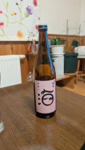 柔らかなピンクに包まれた、蔵人こだわりの一献。「雪の松島 KAI 蔵の華 純吟原酒」