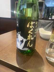 粋なラベルに心を掴まれる、山形・亀の井酒造「黒ばくれん」の潔い切れ味
