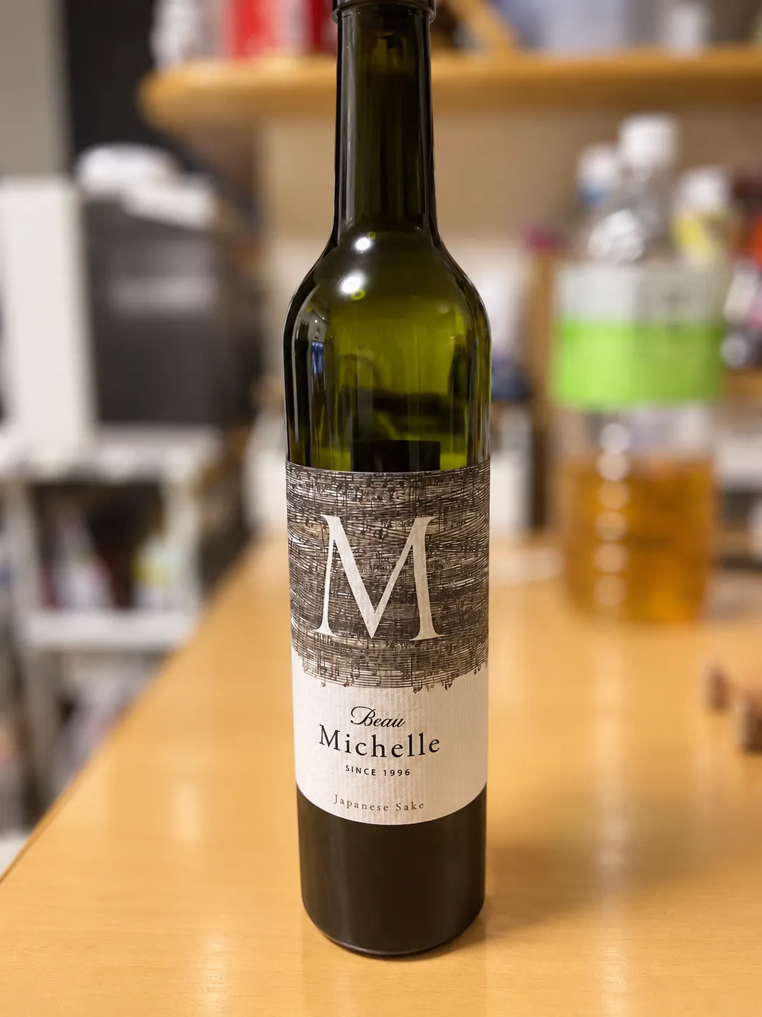 Beau Michelleのボトル。ラベルには大きなMの文字と五線譜が描かれている